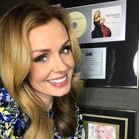 Bermodalkan suara mezzo-soprano yang merdu, Katherine memulai kariernya sebagai penyanyi profesional pada 2003. Sejak itu, ia sudah menelurkan 12 album studio. (Foto: Instagram/@katherinejenkinsobe)