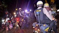 Patroli di pusat-pusat keramaian itu merupakan Operasi Kontingensi Satuan Tugas (Satgas) Aman Nusa II yang dilaksanakan untuk menertibkan masyarakat dalam pencegahan penyebaran virus corona (COVID-19). ANTARA FOTO/Adwit B Pramono