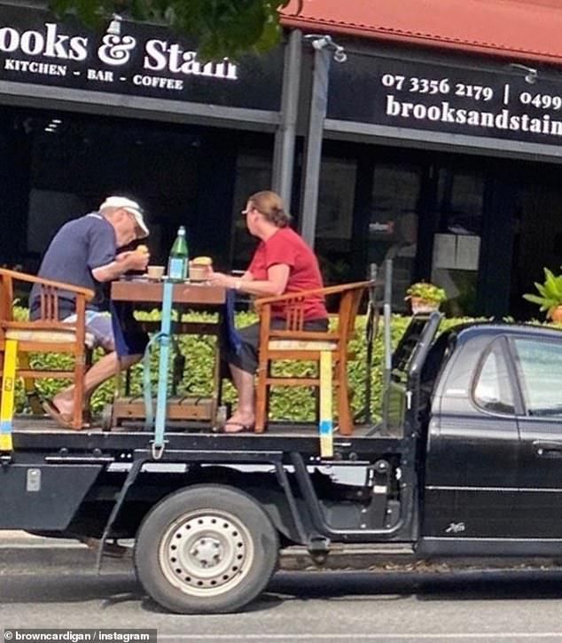Hindari 'Social Distancing' di Resto, Pasangan Ini Makan di Bak Mobil!