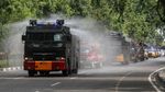 Kendaraan Taktis Polisi Bantu Semprotkan Disinfektan di Jalan