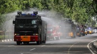 Kendaraan taktis Polda Riau juga menyemprotkan cairan disinfektan dalam rangka Gerakan Memutus Penularan COVID-19 di Pekanbaru, Riau, Selasa (31/3/2020). Sebanyak 1845 personel dan 88 kendaraan gabungan dari Polri, TNI, Pemprov Riau dan Pemkot Pekanbaru dilibatkan untuk melakukan penyemprotan disinfektan disejumlah ruas jalan di Kota Pekanbaru. ANTARA FOTO/Rony Muharrman