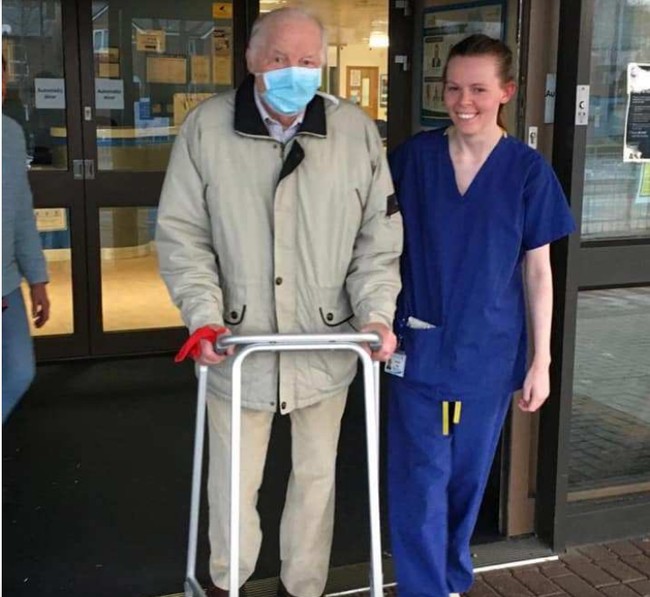 Kondisi Percy Ewart Lockton memburuk saat dirawat selama 2 minggu di rumah sakit dan staf medis pun sudah meminta keluarga bersiap-siap untuk yang terburuk. Namun lambat laun kondisi kakek 87 tahun ini membaik dan kini sudah diperbolehkan pulang. Kesembuhan pria asal Inggris ini pun disebut sebagai kejadian langka dalam kasus virus corona. Foto: istimewa/ Elite Readers