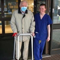 Kondisi Percy Ewart Lockton memburuk saat dirawat selama 2 minggu di rumah sakit dan staf medis pun sudah meminta keluarga bersiap-siap untuk yang terburuk. Namun lambat laun kondisi kakek 87 tahun ini membaik dan kini sudah diperbolehkan pulang. Kesembuhan pria asal Inggris ini pun disebut sebagai kejadian langka dalam kasus virus corona. Foto: istimewa/ Elite Readers