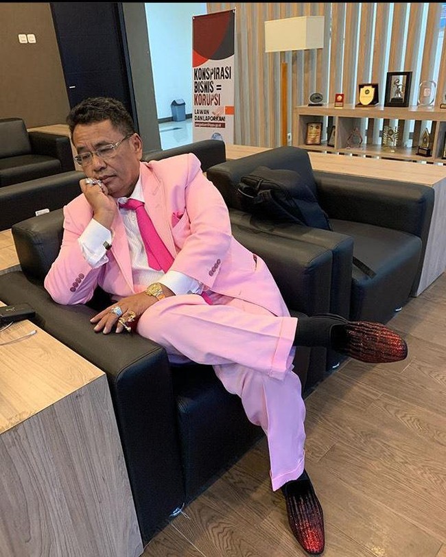 Hotman Paris Hutapea dikenal sebagai salah satu pengacara kondang Indonesia yang memiliki harta melimpah. Soal urusan gaya, Hotman Paris kerap tampil mencuri atensi dalam balutan setelan jas beraneka macam warna. Foto: Instagram