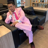 Hotman Paris Hutapea dikenal sebagai salah satu pengacara kondang Indonesia yang memiliki harta melimpah. Soal urusan gaya, Hotman Paris kerap tampil mencuri atensi dalam balutan setelan jas beraneka macam warna. Foto: Instagram