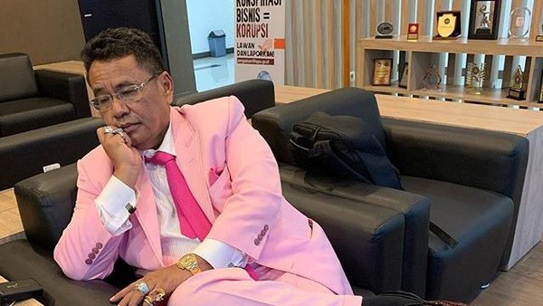 Tajir Melintir! 8 Gaya Sederhana Hotman Paris, Masak hingga Santuy di Warkop