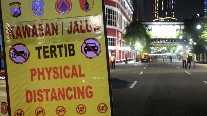 Jokowi meminta penerapan pembatasan sosial dilakukan dalam skala besar. Sejumlah daerah di Indonesia pun mulai terapkan pembatasan jam malam guna cegah Corona.