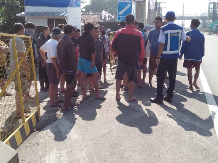 Warga sempat tutup jalan Tol Padaleunyi akibat protes proyek KCIC