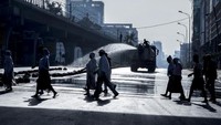 Sebuah truk menyemprotkan disinfektan ke jalan-jalan utama di ibukota Addis Ababa setelah di Lockdown guna mengurangi dan menghentikan penyebaran virus Corona di Ethiopia, Minggu (29/3/2020). Saat ini, hampir seluruh negara telah terjangkit wabah ini, termasuk negara-negara miskin dengan jumlah kasus yang terbilang masih sedikit. Berdasarkan data Worldmeter.info, kasus infeksi virus Corona di Ethiopia baru mencapai 12 kasus, Kongo 4 kasus, Gambia dan Sudan masing-masing 3 kasus, sedangkan Venezzuela sebanyak 53 kasus. AP Photo/Mulugeta Ayene.