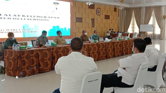 Gubsu Edy mengumpulkan anggota DPRD Deli Serdang terkait polemik alat kelengkapan dewan (AKD). (Ahmad Arfah/detikcom)