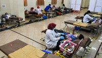 Suasana donor darah di PMI DKI Jakarta, di Jalan Kramat Raya, Jakarta juga diterapkan social distancing atau menjaga jarak dan mengenakan masker.