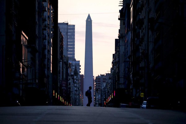 Seorang pria melintasi jalan Corrientes di Buenos Aires, Argentina, Selasa, 24 Maret 2020. Pemerintah Argentina memerintahkan penguncian paksa hingga akhir Maret untuk menahan penyebaran virus corona baru. AP Photo/Natacha Pisarenko. Seorang pria melintasi jalan Corrientes di Buenos Aires, Argentina, Selasa, 24 Maret 2020. Pemerintah Argentina memerintahkan penguncian paksa hingga akhir Maret untuk menahan penyebaran virus corona baru. AP Photo/Natacha Pisarenko.