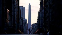 Seorang pria melintasi jalan Corrientes di Buenos Aires, Argentina, Selasa, 24 Maret 2020. Pemerintah Argentina memerintahkan penguncian paksa hingga akhir Maret untuk menahan penyebaran virus corona baru. AP Photo/Natacha Pisarenko.