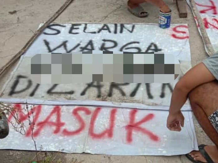 Warga desa terpapar virus corona di Magetan memasang banner isolasi kampung. Menurut camat setempat, itu bukan bentuk pemblokiran, melainkan peningkatan kewaspadaan.
