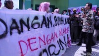 Mereka menolak keras rencana Puskesmas Sidodadi yang baru dibangun itu untuk dijadikan sebagai tempat isolasi pasien COVID-19. 