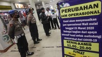 Pemerintah daerah Palangka Raya mengeluarkan surat edaran pengurangan pada jam operasional di sejumlah mal, pusat pembelanjaan dan tempat hiburan malam untuk mengantisipasi penyebaran COVID-19. ANTARA FOTO/Makna Zaezar