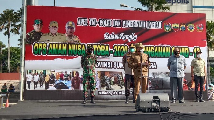 Gubsu Edy Rahmayadi memimpin apel gabungan penyemprotan disinfektan di Medan (Ahmad Arfah/detikcom)