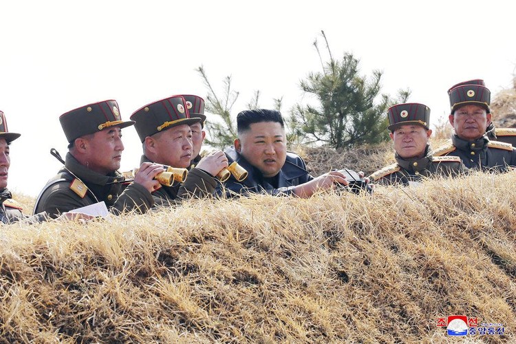 Media milik pemerintah Korea Utara melaporkan, Senin (30/3), Korea Utara sukses melakukan uji coba peluncuran roket-roket terbaru sehari lalu.