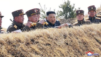 Pemimpin Korea Utara Kim Jong Un mengawasi kompetisi penembakan artileri antara unit-unit tentara di barat negara itu di Korea Utara. Wartawan independen tidak diberi akses untuk meliput peristiwa yang digambarkan dalam gambar ini yang didistribusikan oleh pemerintah Korea Utara.  (Korean Central News Agency/Korea News Service via AP)