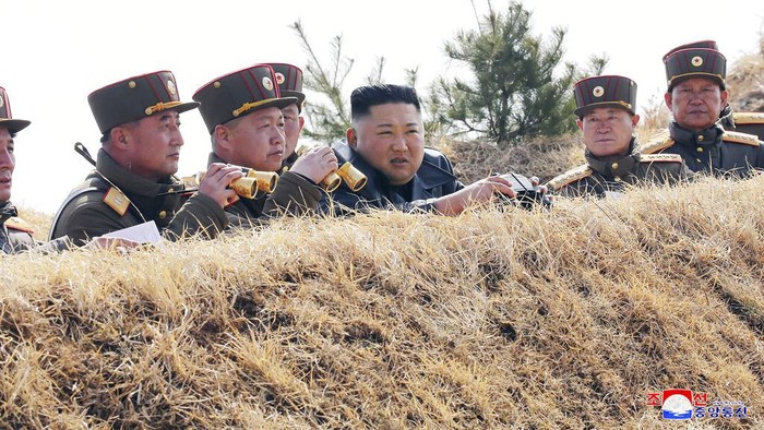 Media milik pemerintah Korea Utara melaporkan, Senin (30/3), Korea Utara sukses melakukan uji coba peluncuran roket-roket terbaru sehari lalu.