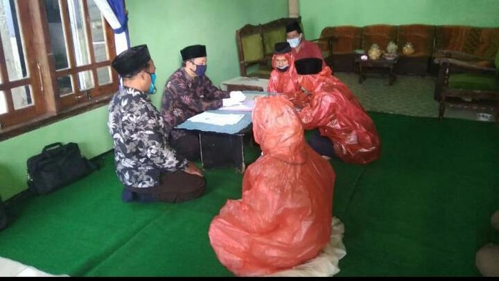 Pengantin pakai jas hujan di Temanggung.