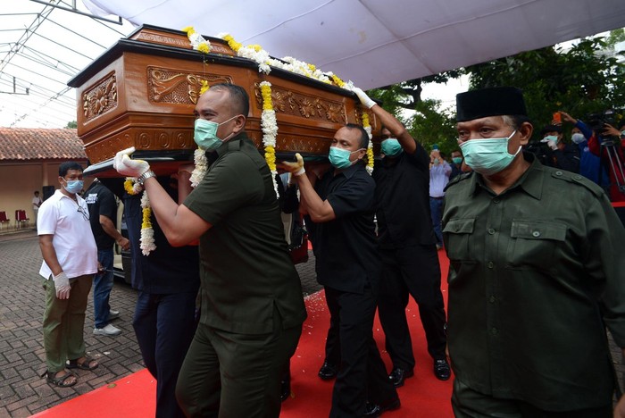 BOB HASAN MENINGGAL DUNIA Lukisan wajah Muhammad Bob Hasan dipajang di rumah duka di Kebayoran Baru, Jakarta, Selasa (31/3/2020). Pengusaha yang juga Ketua Persatuan Atletik Seluruh Indonesia (PASI) serta mantan Menteri Perindustrian dan Perdagangan (Memperindag) pada era Orde Baru itu wafat pada usia 89 tahun karena kanker paru-paru. Jenazah Bob Hasan akan dimakamkan di Ungaran, Kabupaten Semarang, Jawa Tengah, pada Rabu (1/4/2020). ANTARA FOTO/Aditya Pradana Putra/nz.