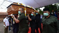 Sejumlah petugas menggotong peti jenazah pengusaha yang juga pembina cabang olahraga Atletik Indonesia Muhammad Bob Hasan di rumah duka di Kebayoran Baru, Jakarta, Selasa (31/3/2020).