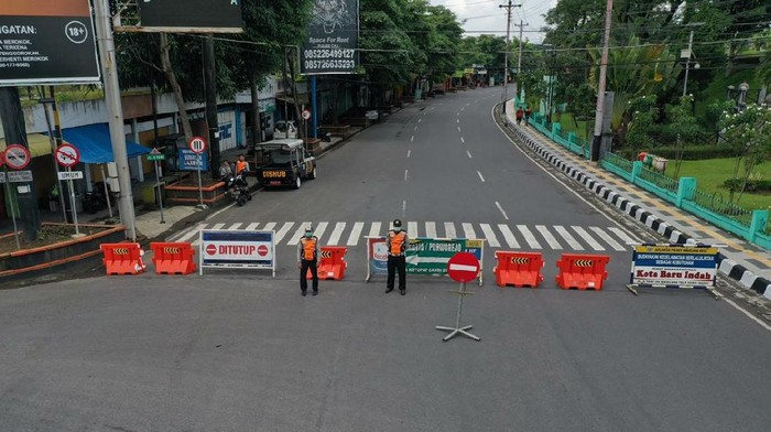 Penutupan jalan menuju Kota Magelang di Pertigaan Kebonpolo, Selasa (31/3/2020).