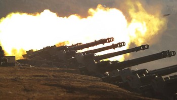 Kantor berita resmi Korea Utara (KCNA) mengatakan peluncuran itu bertujuan untuk memeriksa fitur strategi dan teknis dari peluncur roket super besar, sebelum dikerahkan. Peluncur itu telah diuji coba beberapa kali sejak Agustus, serta diawasi oleh pemimpin Kim Jong Un.(Korean Central News Agency/Korea News Service via AP)