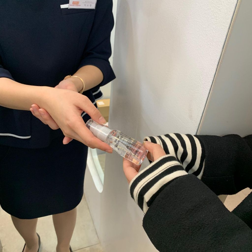 Cegah Covid-19, RS Operasi Plastik di Korea Bagikan Hand Sanitizer