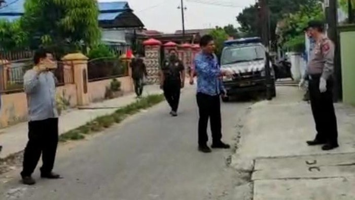 Anggota DPRD Medan cekcok mulut dengan polisi terkait proses pemakaman PDP Corona (Screenshot video viral)