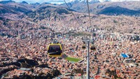 La Paz adalah ibu kota Bolivia yang berlokasi di puncak bersalju di Pegunungan Andes. Di sana ada kereta gantung yang melayang-layang di atas jalanan pusat kota (Foto: CNN)