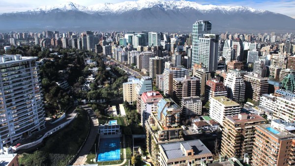 Di Santiago, sebagai ibu kota resmi, gedung-gedung tinggi memancarkan cahaya biru keabuan dengan latar belakang puncak gunung berbatu (Foto: CNN) Di Santiago, sebagai ibu kota resmi, gedung-gedung tinggi memancarkan cahaya biru keabuan dengan latar belakang puncak gunung berbatu (Foto: CNN)