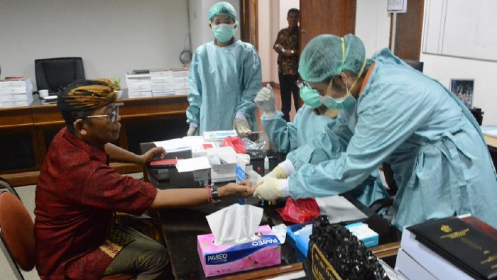 Sejumlah anggota DPRD Bali menjalani rapid test.