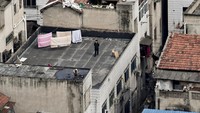 Kehidupan mereka terlihat dari jendela, balkon dan atap rumah atau apartemen. Mereka sibuk mengunci diri mengikuti saran pemerintah. (dok Reuters)