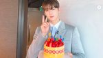 Pesona Tampan Cha Eun Woo Saat Cicip Burger hingga Es Kopi