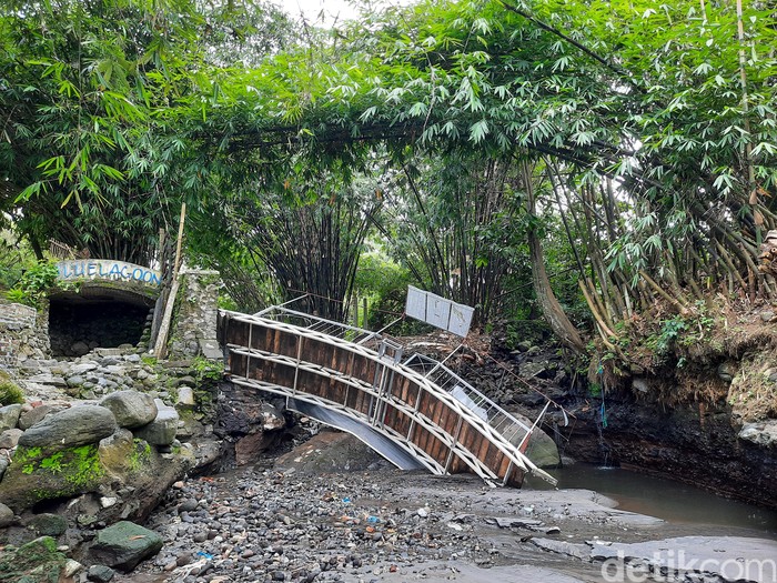 Jembatan blue lagoon Sleman ambrol