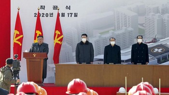 Negara yang menganut ideologi Juche itu mengklaim tidak mengalami kasus infeksi virus corona. Namun, keterangan dan pengakuannya itu diragukan oleh para ahli. (Korean Central News Agency/Korea News Service via AP)