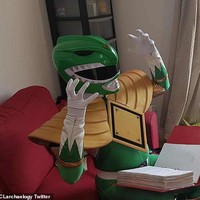 Salah satu anggota UCL Archeology di Inggris membagikan foto dari seorang karyawannya yang bekerja dari rumah dengan menggunakan kostum Power Ranger. Bagaimana menurutmu? Foto: Twitter @UCLarchaelogy