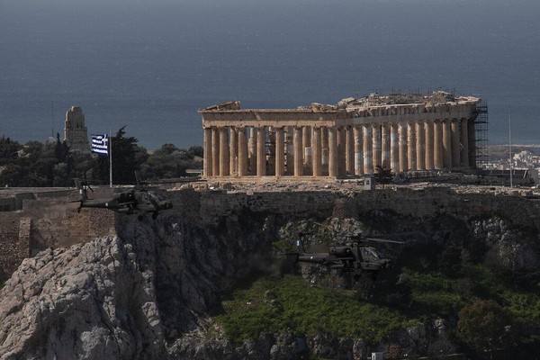 Helikopter militer Yunani di depan Acropolis pada Hari Kemerdekaan Yunani, di Athena pada hari Rabu, 25 Maret 2020. Parade militer tahunan memperingati Hari Kemerdekaan Yunani, yang menandai dimulainya perang kemerdekaan pada tahun 1821 melawan pemerintahan Ottoman 400 tahun harus dibatalkan di tengah larangan sirkulasi, yang diberlakukan untuk memperlambat penyebaran COVID-19. AP Photo/Yorgos Karahalis. Helikopter militer Yunani di depan Acropolis pada Hari Kemerdekaan Yunani, di Athena pada hari Rabu, 25 Maret 2020. Parade militer tahunan memperingati Hari Kemerdekaan Yunani, yang menandai dimulainya perang kemerdekaan pada tahun 1821 melawan pemerintahan Ottoman 400 tahun harus dibatalkan di tengah larangan sirkulasi, yang diberlakukan untuk memperlambat penyebaran COVID-19. AP Photo/Yorgos Karahalis.
