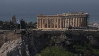 Helikopter militer Yunani di depan Acropolis pada Hari Kemerdekaan Yunani, di Athena pada hari Rabu, 25 Maret 2020. Parade militer tahunan memperingati Hari Kemerdekaan Yunani, yang menandai dimulainya perang kemerdekaan pada tahun 1821 melawan pemerintahan Ottoman 400 tahun harus dibatalkan di tengah larangan sirkulasi, yang diberlakukan untuk memperlambat penyebaran COVID-19. AP Photo/Yorgos Karahalis.