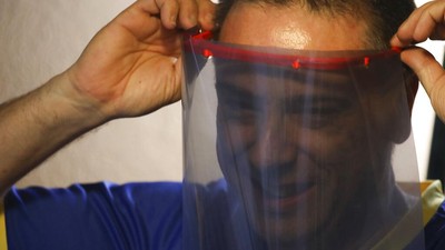 Isolasi Diri yang Bermanfaat Hasilkan Masker untuk Tim Medis