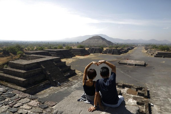 Warga masih mengunjungi tempat pariwisata di Piramida Bulan, di Teotihuacan, Meksiko. AP Photo/Rebecca Blackwell.
