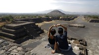 Warga masih mengunjungi tempat pariwisata di Piramida Bulan, di Teotihuacan, Meksiko. AP Photo/Rebecca Blackwell.