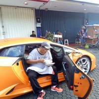 Tak melulu makan di restoran mewah, Hotman Paris juga makan di warung sederhana. Meskipun mengendarai mobil Lamborghini, ini gaya Hotman Paris makan di pinggir jalan. Foto: Instagram
