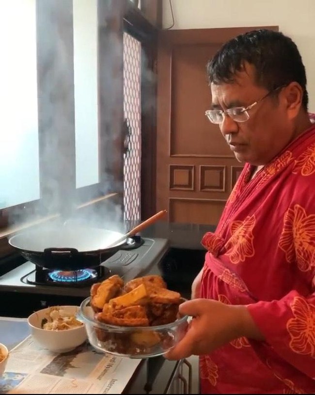 Hotman Paris juga melakukan pekerjaan rumah layaknya masyarakat biasa pada umumnya. Ini gaya Hotman Paris saat masak di dapur. Foto: Instagram