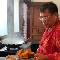 Hotman Paris juga melakukan pekerjaan rumah layaknya masyarakat biasa pada umumnya. Ini gaya Hotman Paris saat masak di dapur. Foto: Instagram