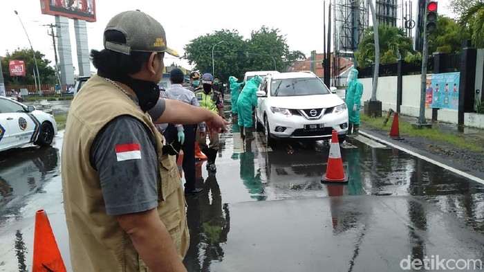 Wali Kota Tegal Dedy Yon Supriono meninjau posko isolasi wilayah, Selasa (31/3/2020).