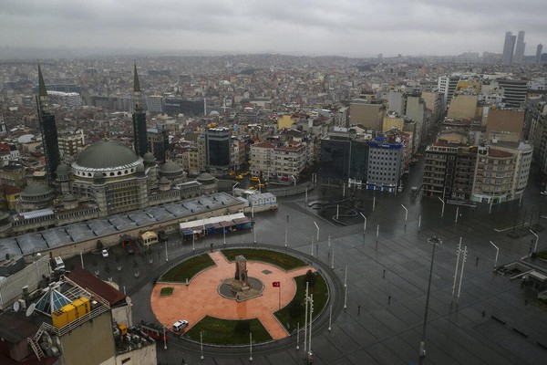 Pandangan dari Taksim Square yang ikonis di pusat kota Istanbul terlihat sepi karena wabah Coronavirus. Virus Corona ini menyebabkan gejala ringan atau sedang bagi kebanyakan orang, tetapi bagi sebagian orang, terutama orang dewasa yang lebih tua dan orang-orang dengan masalah kesehatan yang ada, bisa menyebabkan penyakit yang lebih parah atau kematian. AP Photo/Emrah Gurel Pandangan dari Taksim Square yang ikonis di pusat kota Istanbul terlihat sepi karena wabah Coronavirus. Virus Corona ini menyebabkan gejala ringan atau sedang bagi kebanyakan orang, tetapi bagi sebagian orang, terutama orang dewasa yang lebih tua dan orang-orang dengan masalah kesehatan yang ada, bisa menyebabkan penyakit yang lebih parah atau kematian. AP Photo/Emrah Gurel