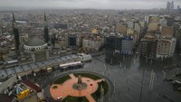 Pandangan dari Taksim Square yang ikonis di pusat kota Istanbul terlihat sepi karena wabah Coronavirus. Virus Corona ini menyebabkan gejala ringan atau sedang bagi kebanyakan orang, tetapi bagi sebagian orang, terutama orang dewasa yang lebih tua dan orang-orang dengan masalah kesehatan yang ada, bisa menyebabkan penyakit yang lebih parah atau kematian. AP Photo/Emrah Gurel